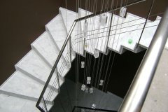 Carpinteria-en-Acero-Inoxidable-03-Escalera-al-aire-apoyada-en-un-solo-lado